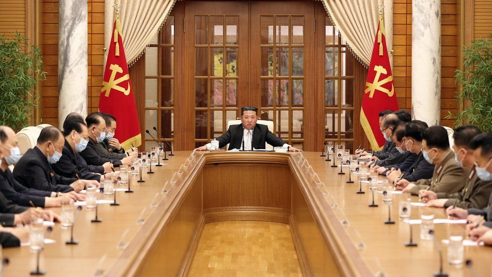 كيم جونغ أون خلال اجتماع مع عدد من المسؤولين في بلاده
