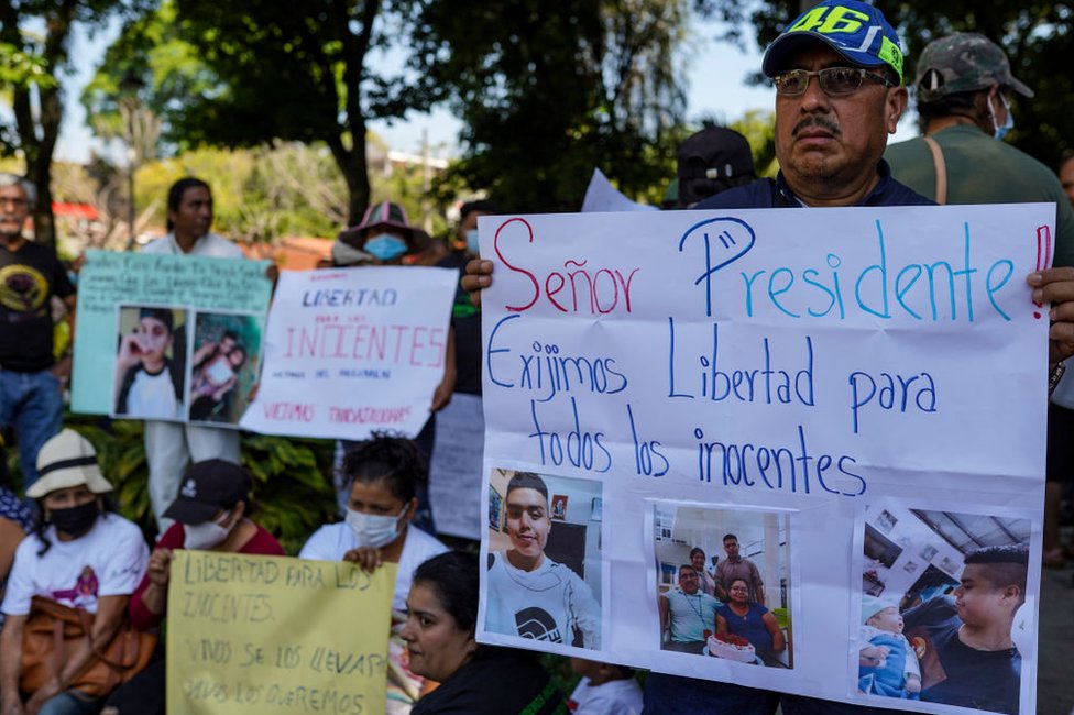 Protest of relatives of detainees during the emergency regime in El Salvador.