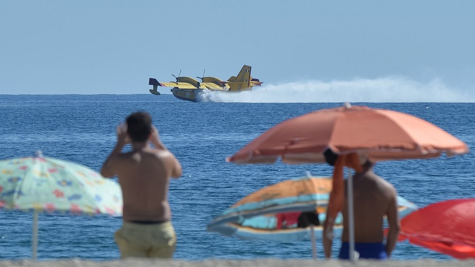 canadair picks up water