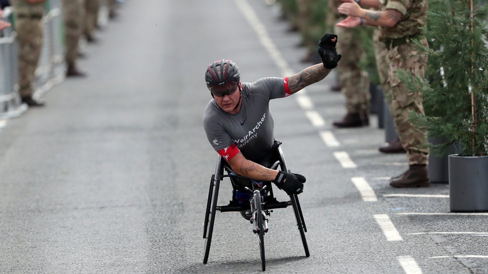 Победитель гонки на инвалидных колясках Дэвид Вейр