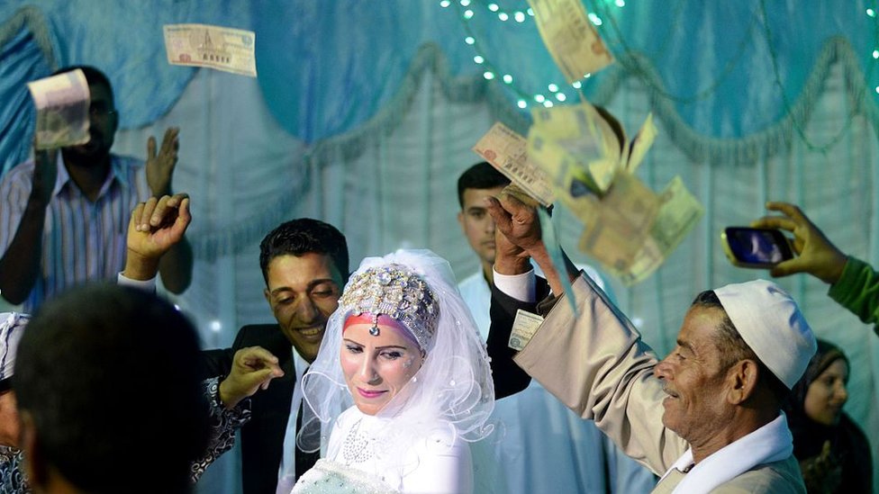 "القايمة" تثير الجدل في الزواج المصري: هل من اؤتمن على العرض يؤتمن على المال؟ 1 حفل زفاف مصري