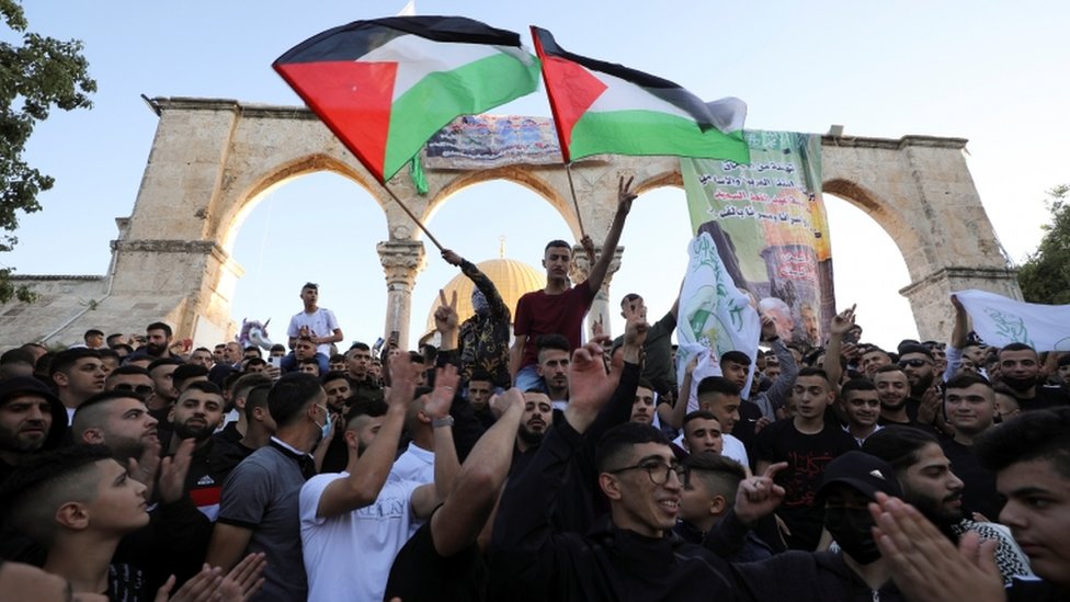 متظاهرون يلوحون بالعلم الفلسطيني
