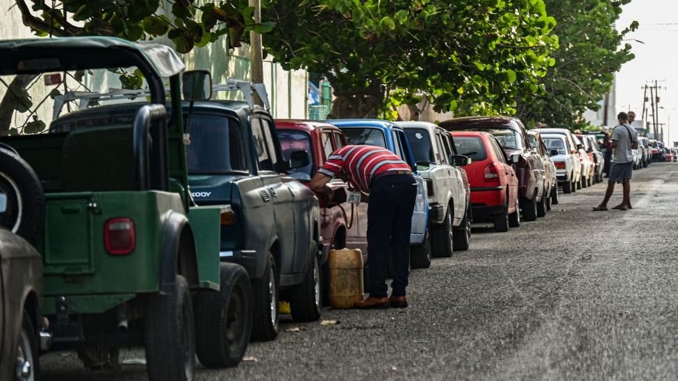 Red za sipanje goriva nadomak benzinske pumpe u Havani