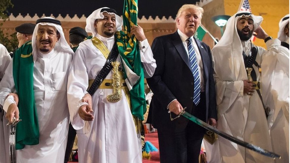 Президент США Дональд Трамп (2-й справа) и король Саудовской Аравии Салман бин Абдель Азиз аль-Сауд (слева) танцуют с мечами на церемонии встречи в Эр-Рияде. Фото: май 2017 г.