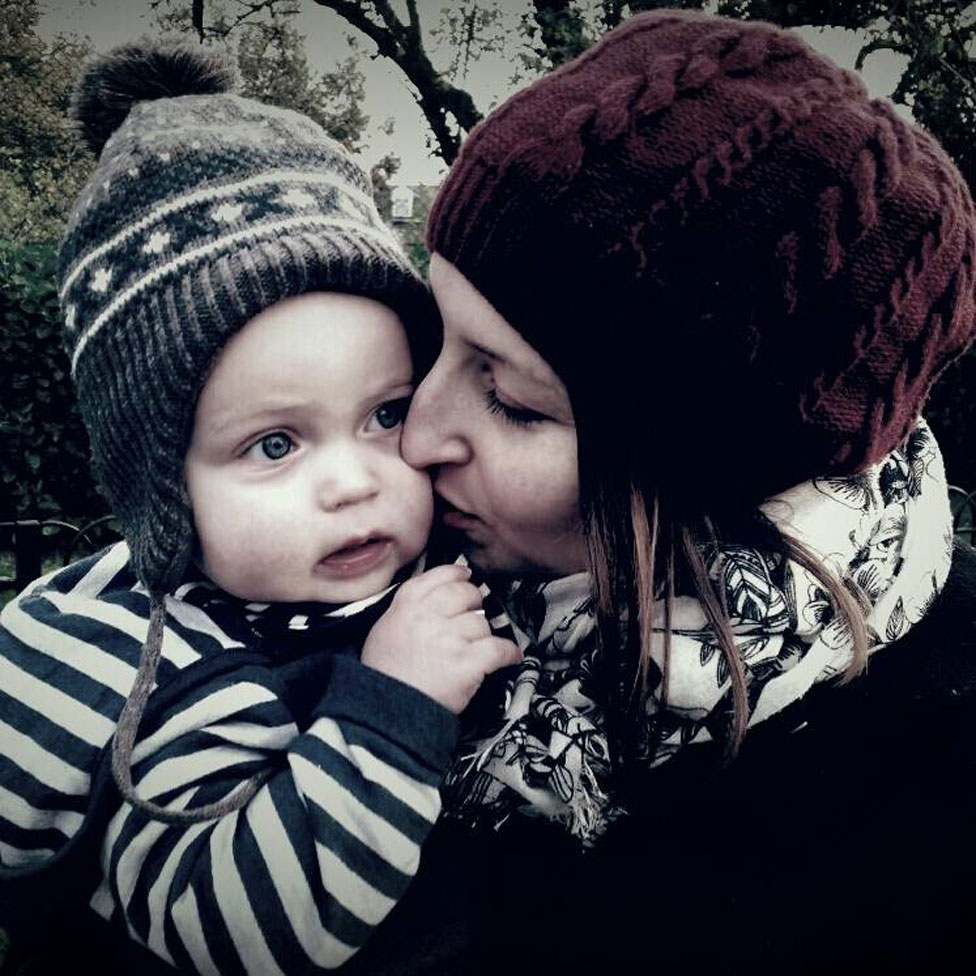 Ellie Finch Hulme con su hijo