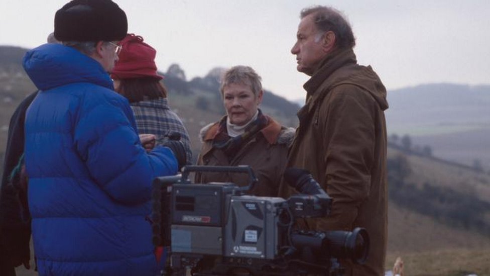 Лоттерби с Джуди Денч и Джеффри Палмером во время съемок фильма «Как проходит время» в 1997 году