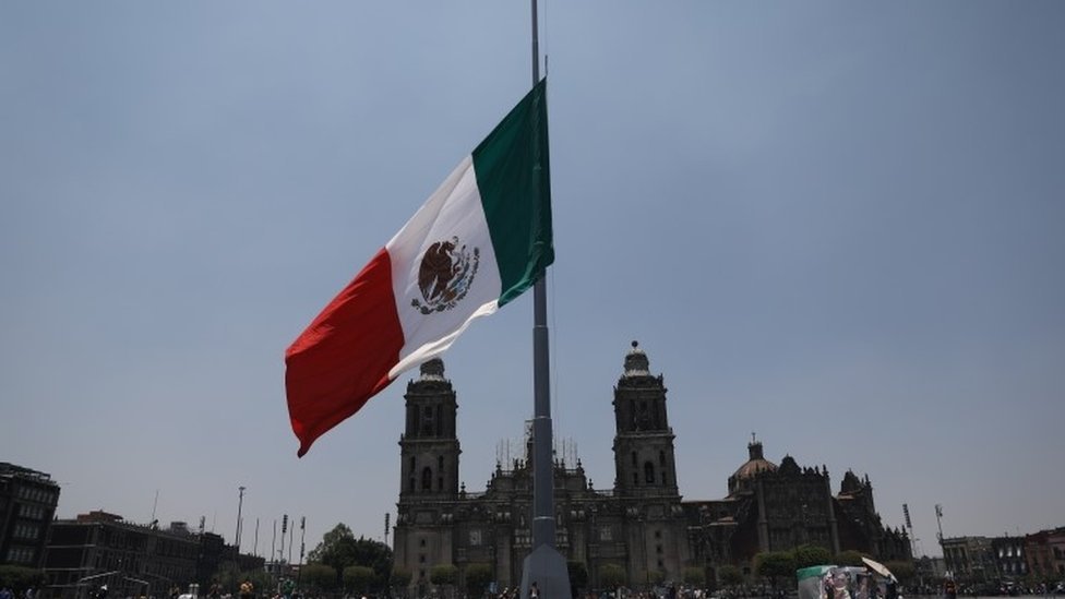 العلم المكسيكي في منتصف السارية