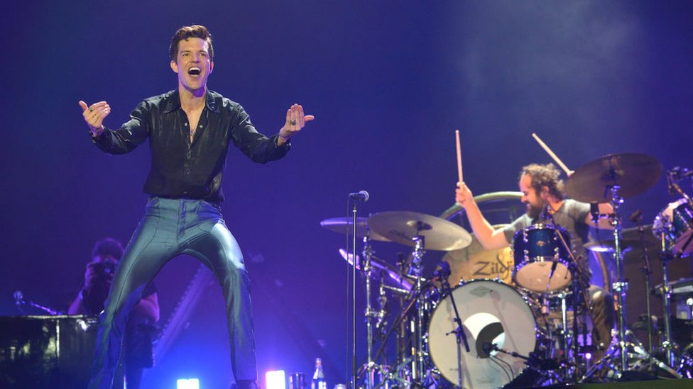 The Killers bring out the Pet Shop Boys and Johnny Marr at Glastonbury -  BBC News