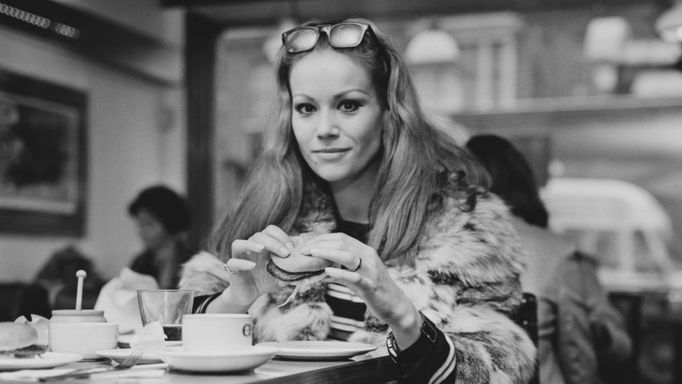 Клодин Оже ест бургер в Лондоне в 1968 году