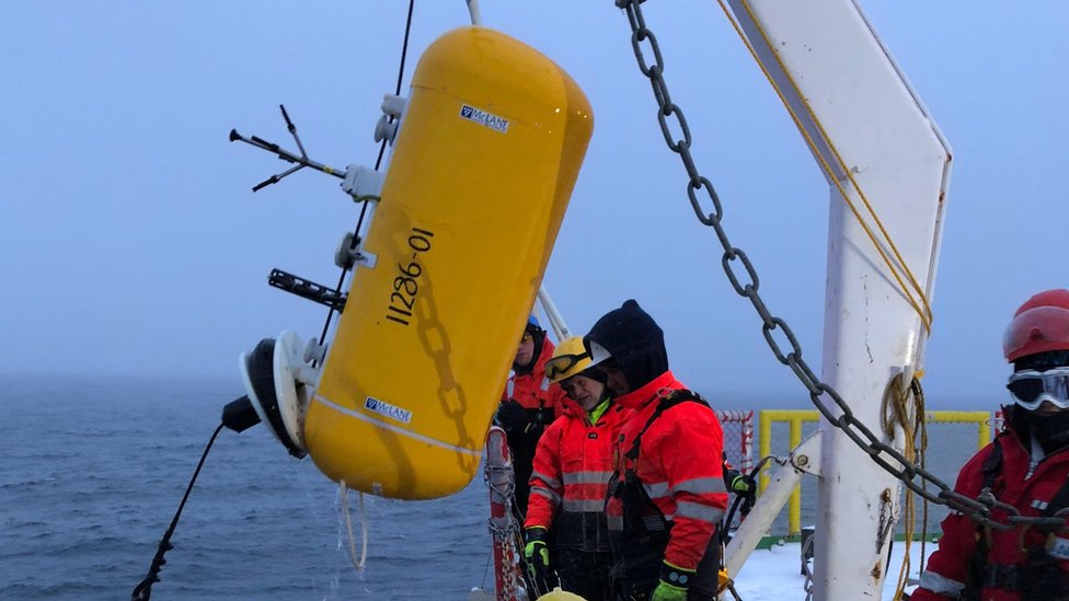 Científicos extraen del agua en el Ártico un anclaje con instrumentos que miden el flujo de calor desde el interior del océano a la superficie