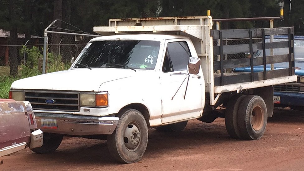 Las filas superan la centena de vehículos y se forman desde la noche anterior. Una camioneta con el número 55