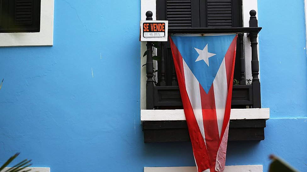 Imagen de una bandera de Puerto Rico en el Viejo San Juan.
