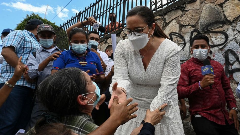 Ana Garía Carías habla con los hondureños que aún apoyan a su esposo
