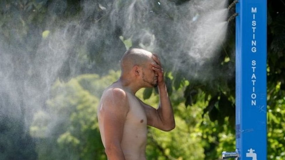 Un hombre se refresca en Vancouver durante la ola de calor en Canadá