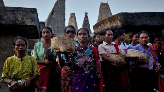 印尼松巴島的婦女祭拜祖先（Credit: Getty Images）