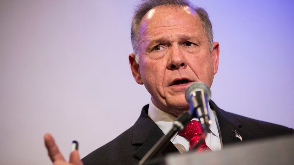 Roy Moore ha negado las acusaciones de acoso y abuso a menores de edad en su contra y se mantiene como candidato republicano al Senado por Alabama. Roy Moore dando un discurso.