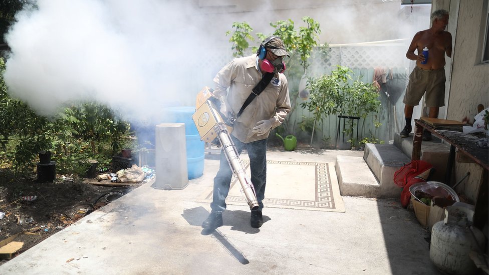 Инспектор по борьбе с комарами округа Майами-Дейд окуривает район Винвуд