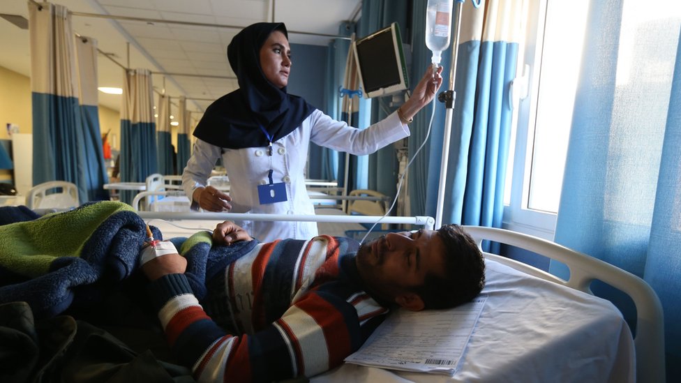 Иранская медсестра ухаживает за мужчиной, раненным в давке в юго-восточном городе Керман в январе 2020 года.