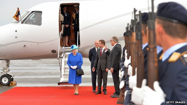 Королева и принц Филипп прибывают в Германию