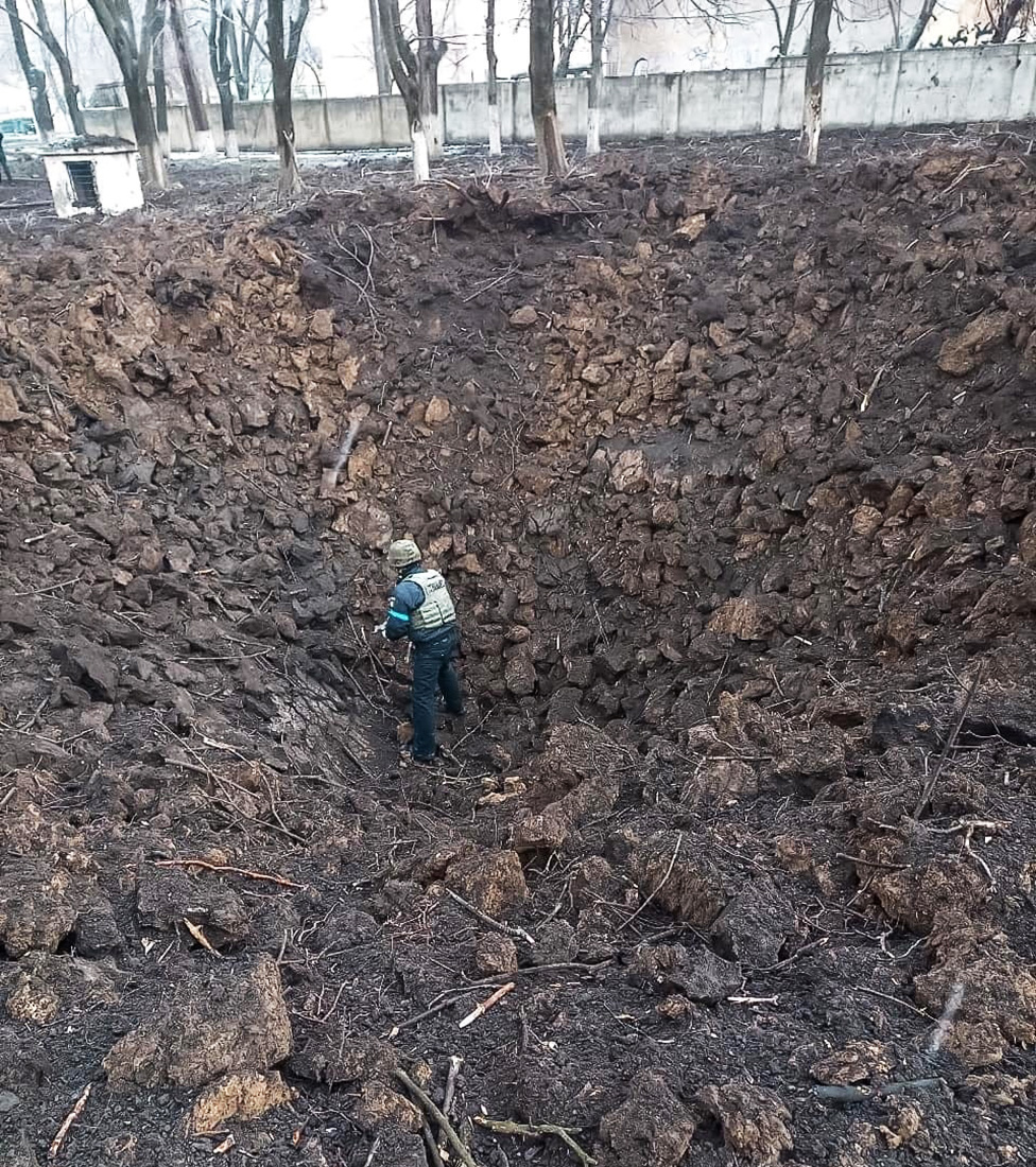 Un miembro de los servicios de emergencia ucranianos examinando un gran cráter causado por el bombardeo en un hospital infantil en Mariupol, el 9 de marzo de 2022.