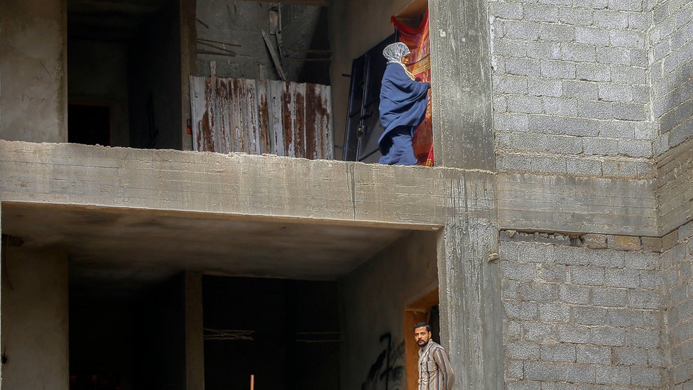 Перемещенные ливийцы на фото в недостроенном здании в столице Ливии Триполи 18 декабря 2019 года.