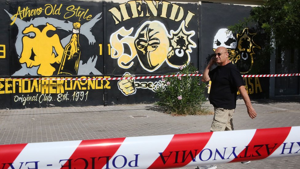 Fudbal i nasilje: Navijač atinskog AEK-a ubijen u tuči sa pristalicama zagrebačkog Dinama, smenjeno sedam zvaničnika grčke policije 7 AEK, atinski AEK