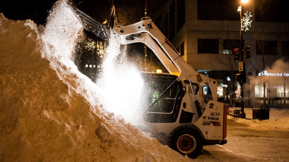 Un cargador frontal removiendo nieve en la calle Un cargador frontal removiendo nieve en la calle