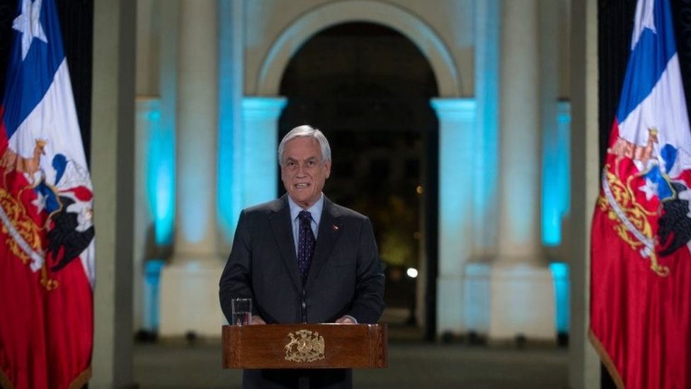 Президент Чили Себастьян Пинера обращается к нации в Сантьяго 17 ноября 2019 г.