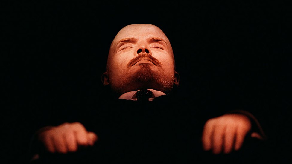 El cuerpo de Lenin embalsamado en Moscú