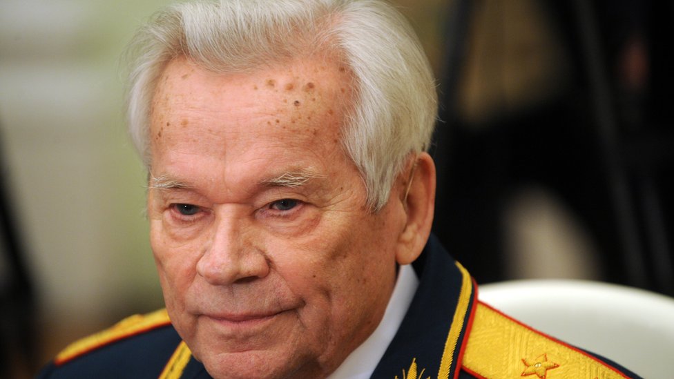 El teniente general soviético Mijail Kalashnikov murió en 2014. Mikhail Kalashnikov