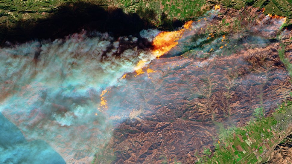 На спутниковых снимках видно пламя из космоса.