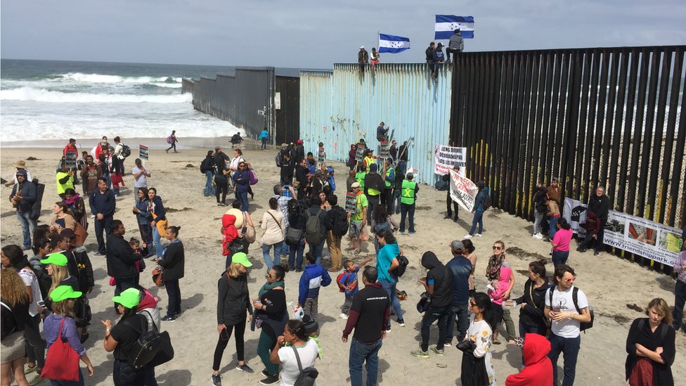 Протестующие собираются у забора на границе США и Мексики на пляже в Тихуане, Мексика, 29 апреля 2018 г.