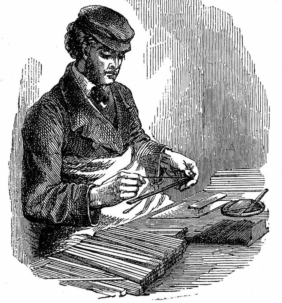 Мужчина вставляет графит между полосками кедра на гравюре 1872 года