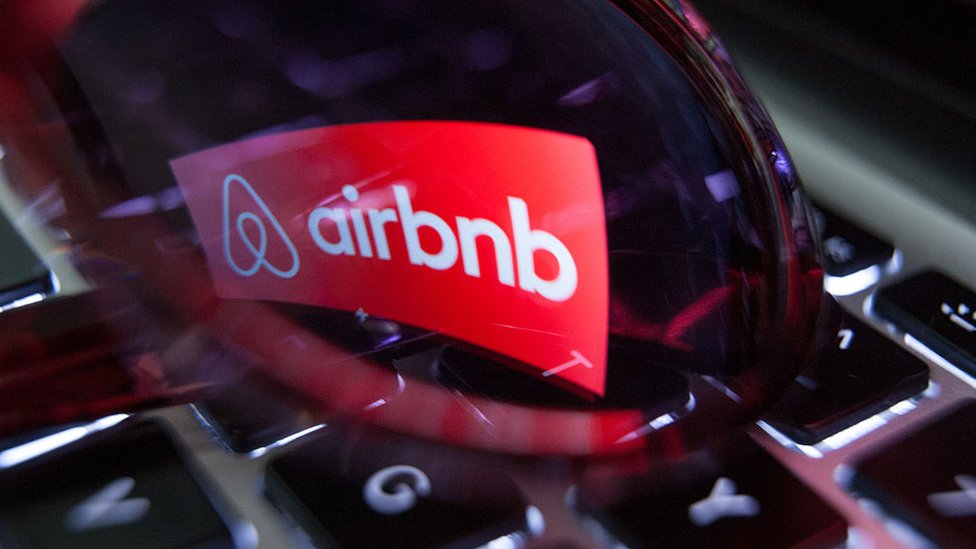 Algunos plantean que es necesario regular el sector. Logo de AirBnB