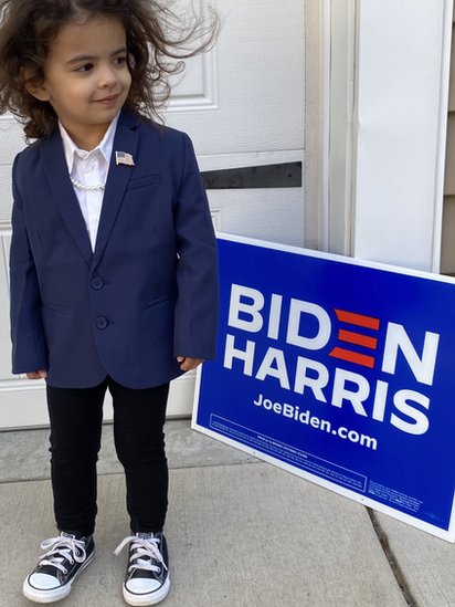 Niña disfrazada de Kamala Harris