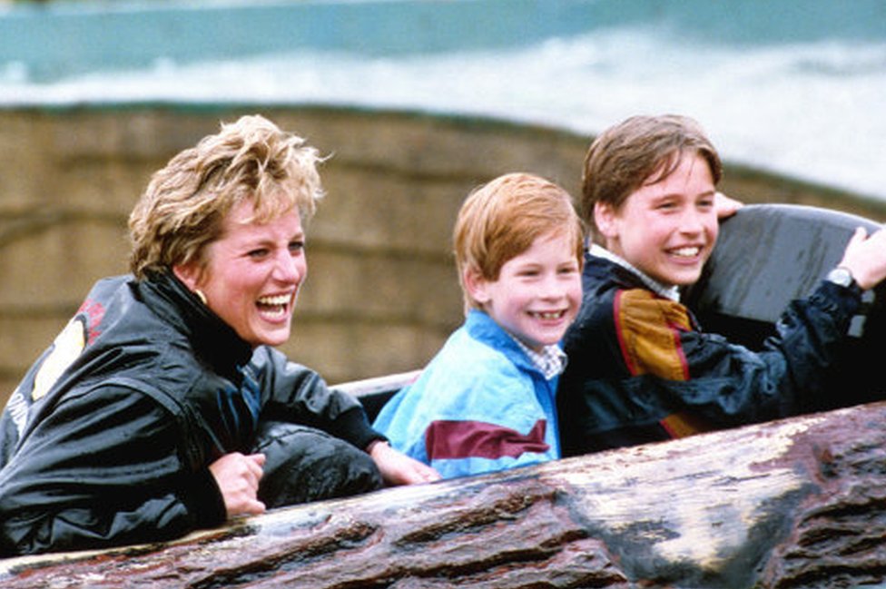 La princesa Diana divirtiéndose con Harry y William