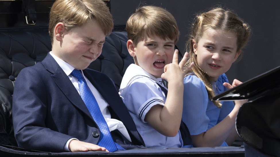 Prinčevi Džordž i Luis i princeza Šarlot na ceremoniji