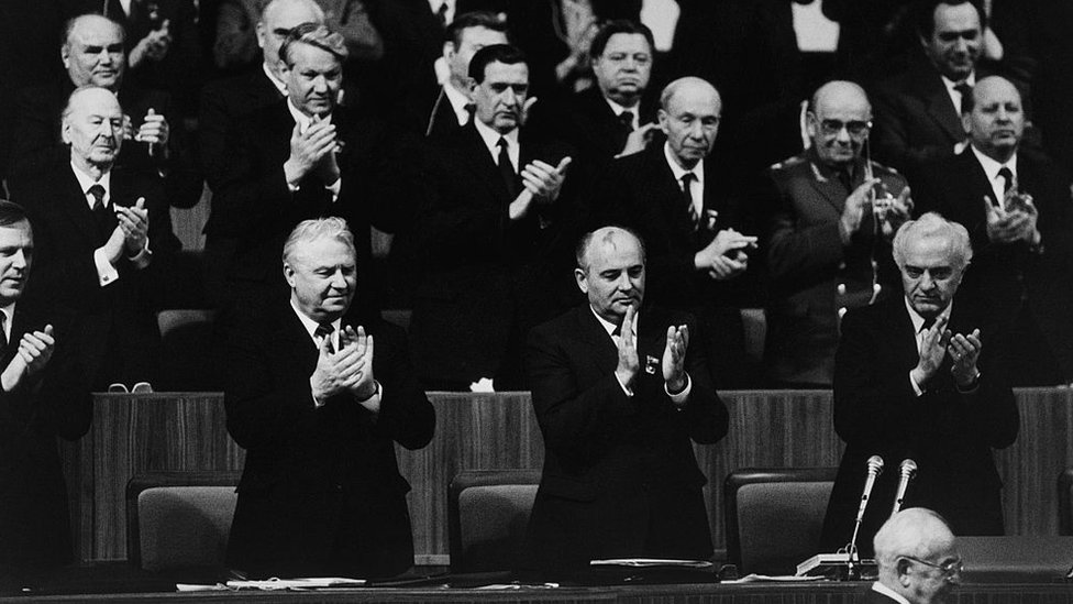 Mijaíl Gorbachov en el congreso 27 del Partido Comunista Soviético en 1986, la primera reunión que presidió luego de alcanzar el poder el año previo.