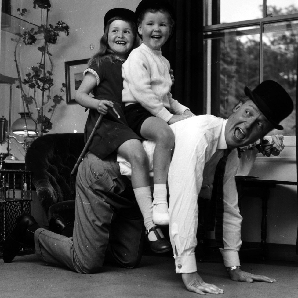 Николас Парсонс со своими детьми Сюзи и Джастином в их доме в Хэмпстеде в 1965 году