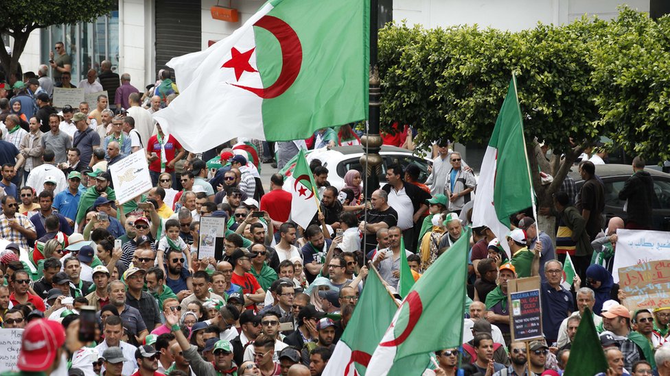 المحتجون طالبوا برحيل جميع رموز النظام