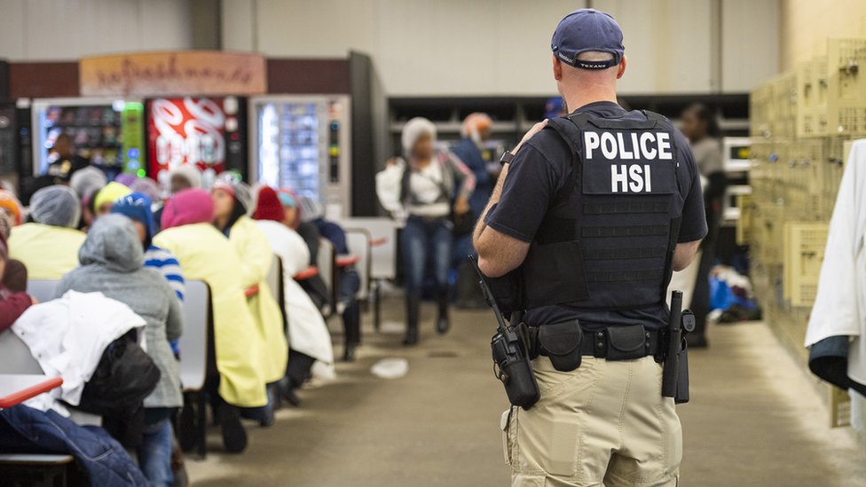 Los 680 inmigrantes fueron detenidos en sus centros de trabajo.