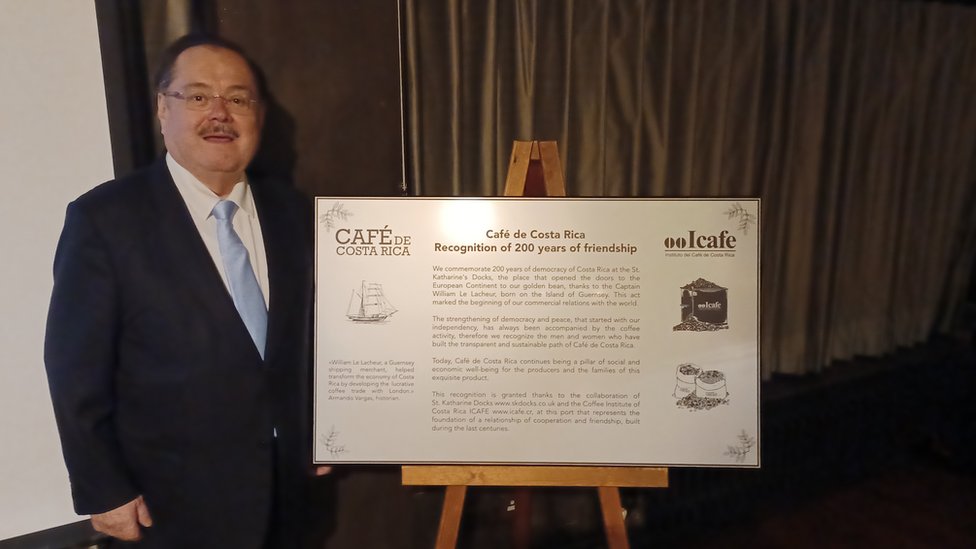 El historiador y diplomático Armando Vargas Araya, con la copia de la placa conmemorativa de las exportaciones de café de Costa Rica a Londres y la contribución de William Le Lacheur. Londres, 18 de marzo 2022