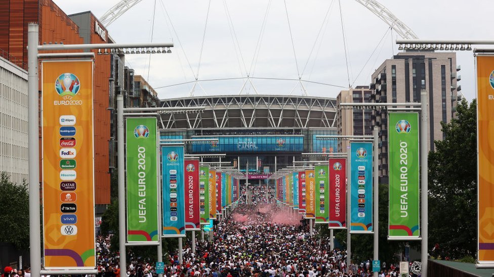 Fans a la entrada de Wembley