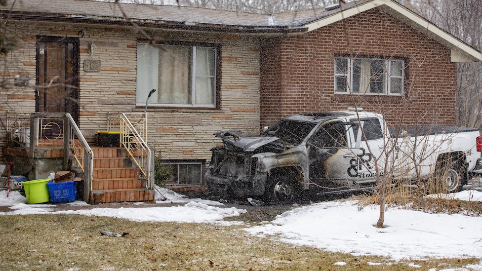 Сгоревший грузовик возле дома в Авроре, Онтарио