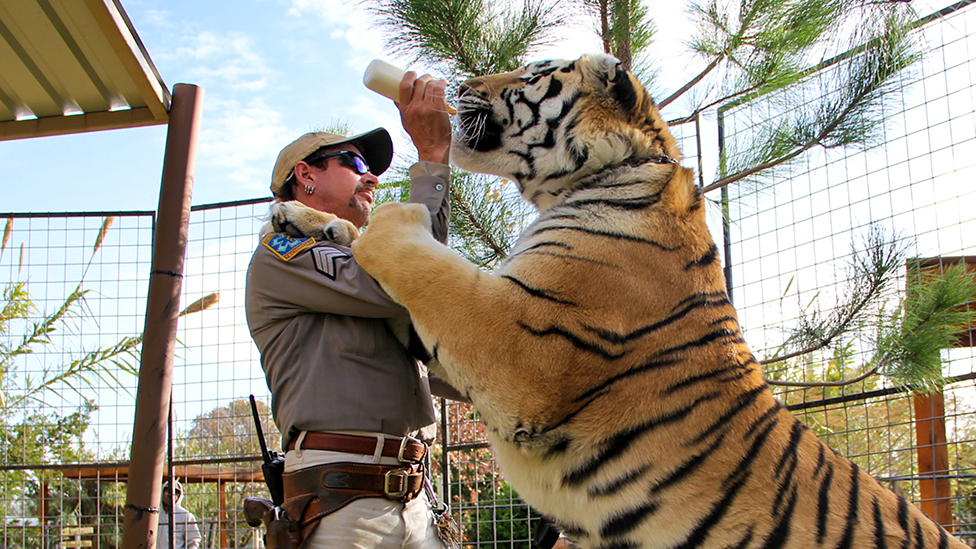 Joe Exotic con un tigre