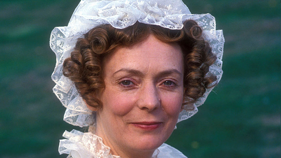 La madre de Elizabeth estaba obsesionada con que sus hijas consiguieran maridos ricos. Alison Steadman interpretando a la señora Bennet en la serie de la BBC de 1995