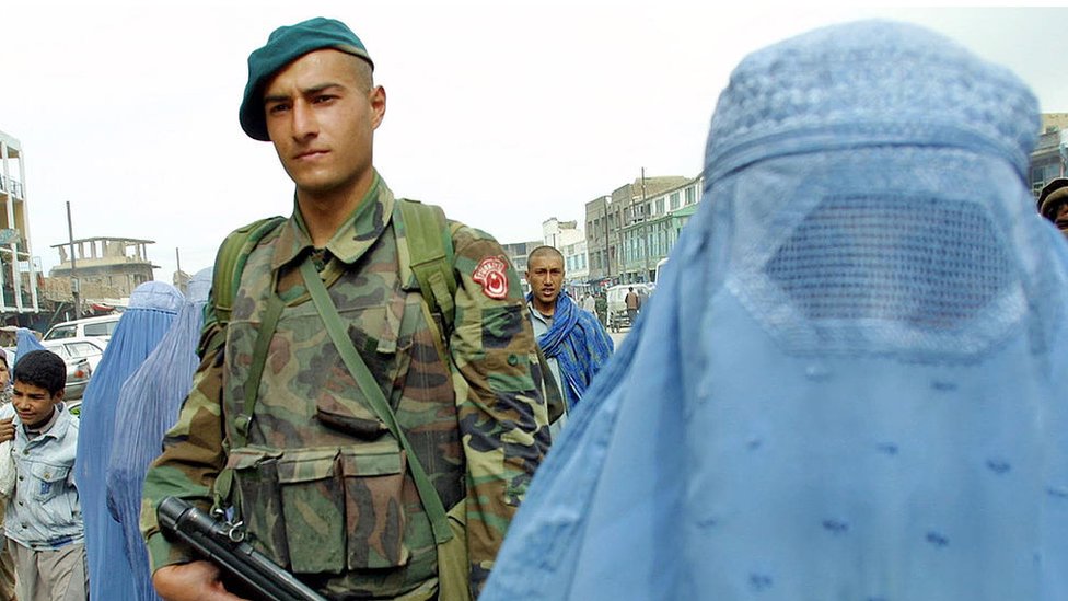 Nisan 2002'de Kabil'e giden Türk askerleri sokaklarda devriye gezmişti