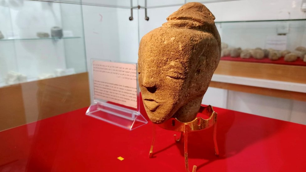 Cabeza en piedra de la escultura de 4.500 años de la diosa cananea Anat expuesta en un museo de Gaza