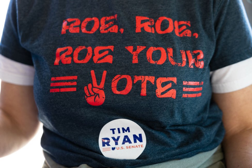 Amy Cox, candidata demócrata de Ohio, con una camiseta a favor de Roe vs. Wade en Trenton, Ohio, el 23 de octubre de 2022.