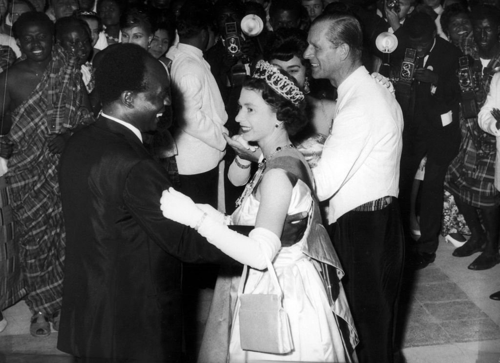 La reina Isabel bailando con el presidente de la Ghana, Kwame Nkrumah, en 1961. La imagen conmocionó a algunos en la Sudáfrica del apartheid.